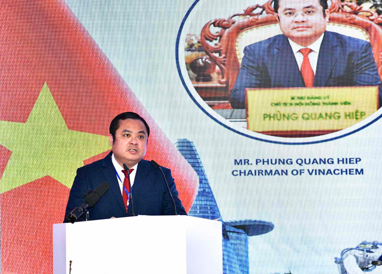 Chủ tịch Hội đồng thành viên Tập đoàn Hóa chất Việt Nam (Vinachem) Phùng Quang Hiệp tham luận tại diễn đàn. (Ảnh: THANH GIANG)