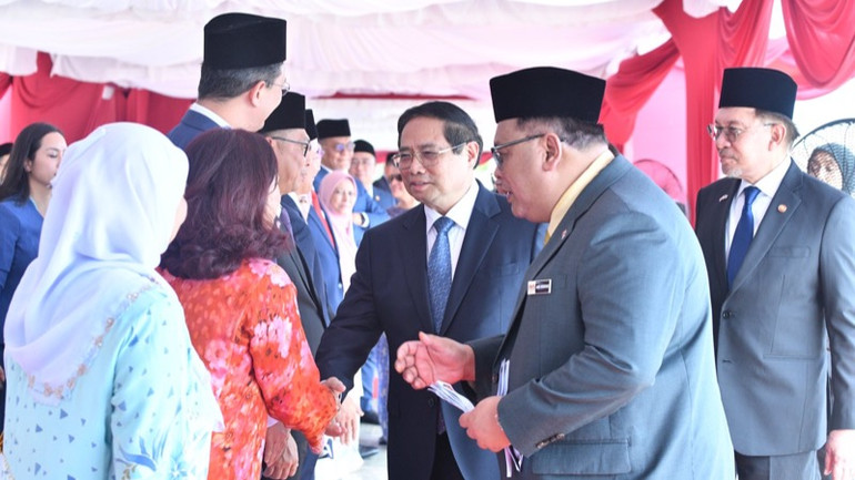 Thủ tướng Phạm Minh Chính với các quan chức Malaysia tại Lễ đón chính thức. (Ảnh: THANH GIANG)