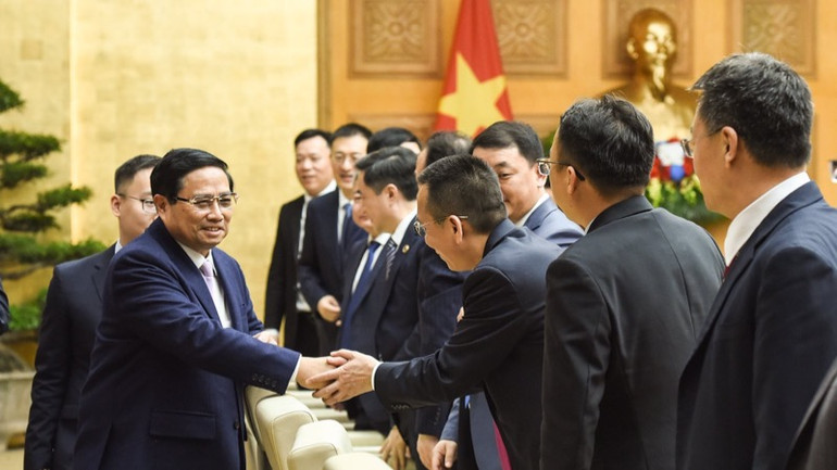 Thủ tướng Phạm Minh Chính bắt tay lãnh đạo các tập đoàn, doanh nghiệp lớn của Trung Quốc tham dự Tọa đàm (Ảnh: TRẦN HẢI). Thủ tướng Phạm Minh Chính bắt tay lãnh đạo các tập đoàn, doanh nghiệp lớn của Trung Quốc tham dự Tọa đàm (Ảnh: TRẦN HẢI).