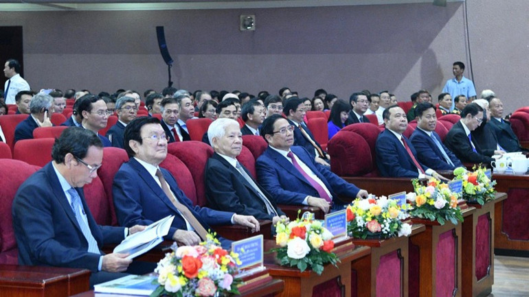 Thủ tướng Phạm Minh Chính và các đồng Lãnh đạo, nguyên Lãnh đạo Đảng, Nhà nước, các đại biểu tham dự Lễ kỷ niệm. (Ảnh: THANH GIANG)