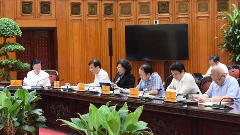 Phó Thủ tướng Trần Hồng Hà cùng lãnh đạo các bộ, ngành tham dự cuộc họp. (Ảnh: TRẦN HẢI) Phó Thủ tướng Trần Hồng Hà cùng lãnh đạo các bộ, ngành tham dự cuộc họp. (Ảnh: TRẦN HẢI)