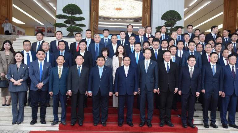 Thủ tướng Phạm Minh Chính và lãnh đạo các tập đoàn, doanh nghiệp Trung Quốc tham dự tọa đàm (Ảnh: TRẦN HẢI). Thủ tướng Phạm Minh Chính và lãnh đạo các tập đoàn, doanh nghiệp Trung Quốc tham dự tọa đàm (Ảnh: TRẦN HẢI).