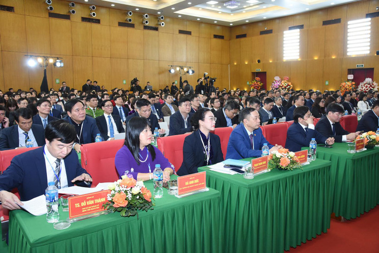 Các đại biểu tham dự lễ kỷ niệm. (Ảnh: TRẦN HẢI)