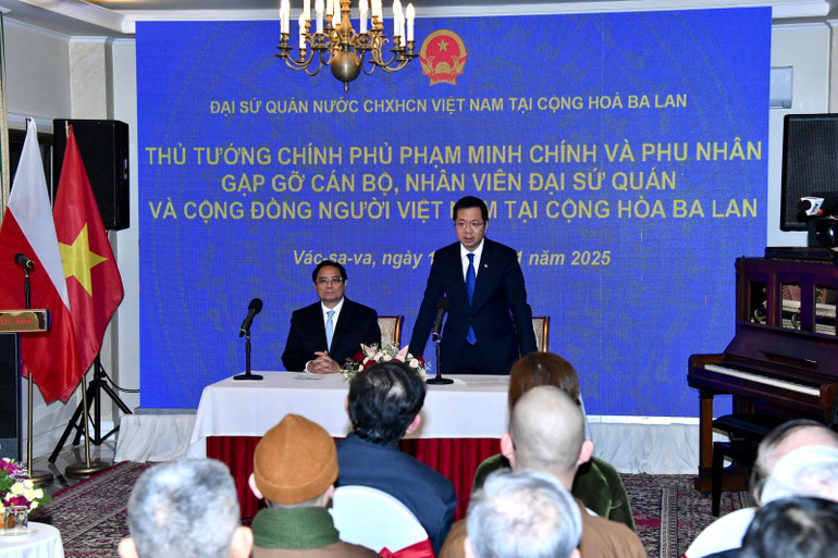 Đại sứ Việt Nam tại Ba Lan Hà Hoàng Hải phát biểu ý kiến. (Ảnh: THANH GIANG)