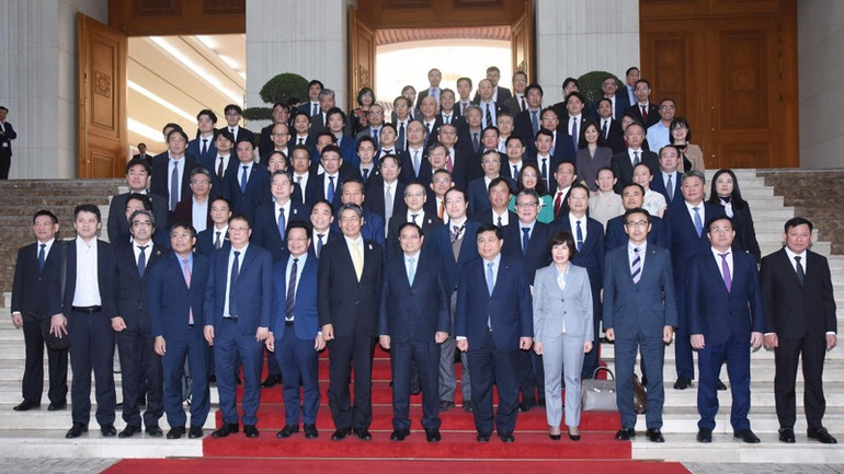 Thủ tướng Phạm Minh Chính và Đại sứ Nhật Bản tại Việt Nam Ito Naokia, lãnh đạo các tập đoàn Nhật Bản (Ảnh: TRẦN HẢI).