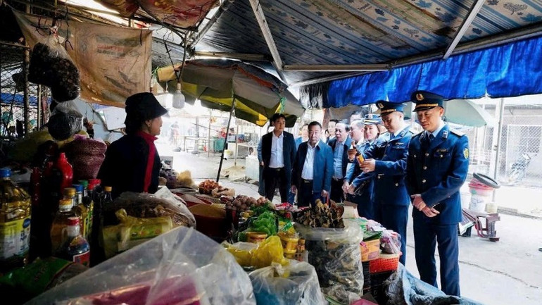 Lãnh đạo tỉnh Nghệ An kiểm tra tình hình cung cầu hàng hóa trong cao điểm Tết Ất Tỵ 2025.