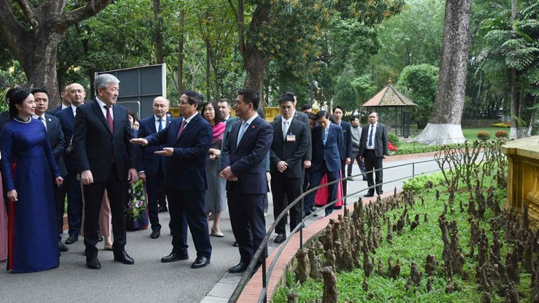 Thủ tướng Phạm Minh Chính giới thiệu với Thủ tướng Kyrgzystan Adylbek Kasymaliev về Nhà sàn Bác Hồ trong Khu Di tích Phủ Chủ tịch. Thủ tướng Phạm Minh Chính giới thiệu với Thủ tướng Kyrgzystan Adylbek Kasymaliev về Nhà sàn Bác Hồ trong Khu Di tích Phủ Chủ tịch.