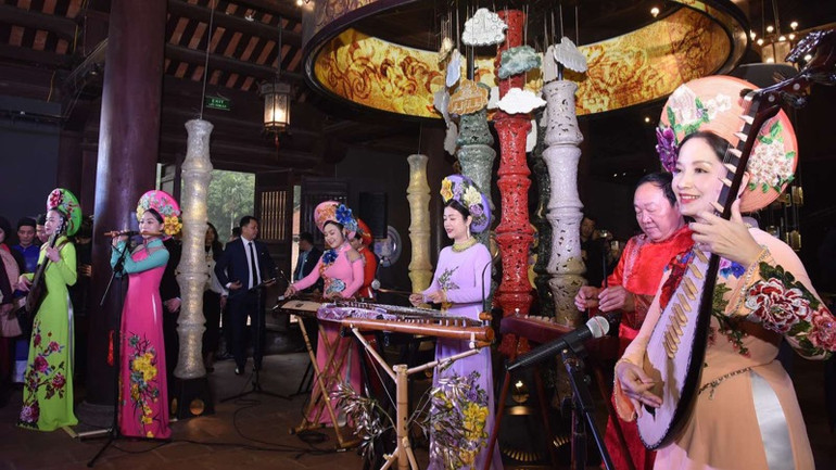 Các diễn viên biểu diễn nghệ thuật dân tộc chào mừng hai Thủ tướng. (Ảnh: TRẦN HẢI)