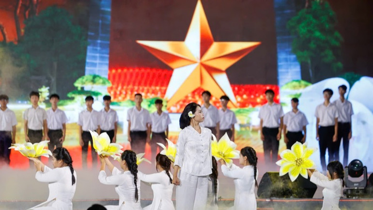 Một tiết mục văn nghệ được biểu diễn tại lễ kỷ niệm. (Ảnh: NHẬT BẮC/VGP)