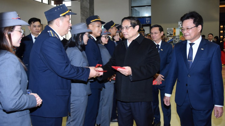 Thủ tướng Phạm Minh Chính mừng tuổi năm mới cho các cán bộ, nhân viên của ngành đường sắt Việt Nam phục vụ các chuyến tàu Tết. (Ảnh: TRẦN HẢI)