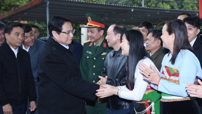 Thủ tướng Phạm Minh Chính với lãnh đạo, nhân dân huyện Ngọc Lặc. (Ảnh: TRẦN HẢI) Thủ tướng Phạm Minh Chính với lãnh đạo, nhân dân huyện Ngọc Lặc. (Ảnh: TRẦN HẢI)