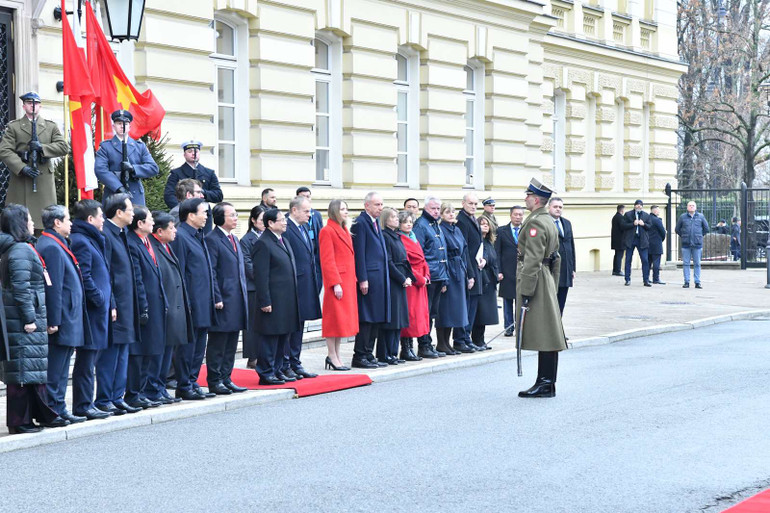Đội trưởng Đội danh dự Quân đội Ba Lan mời Thủ tướng Phạm Minh Chính duyệt Đội danh dự.