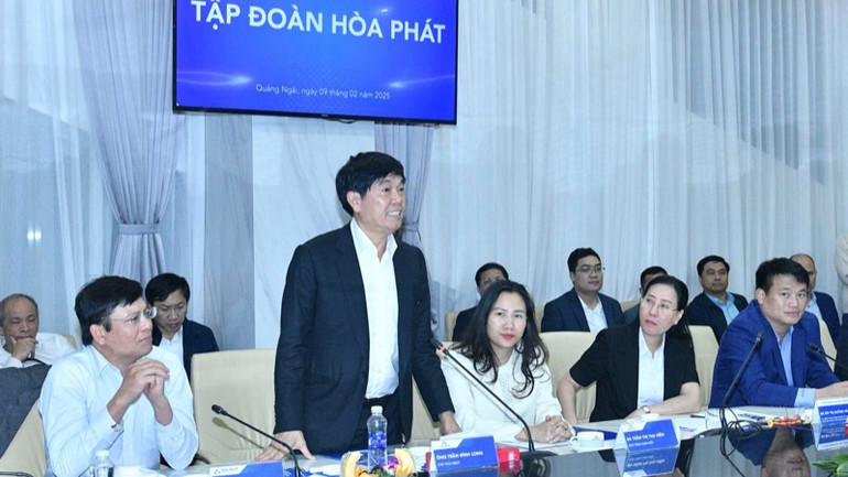 Chủ tịch Hội đồng quản trị Tập đoàn Hòa Phát Trần Đình Long báo cáo Thủ tướng Chính phủ tại buổi làm việc. (Ảnh: THANH GIANG)