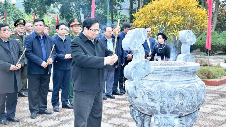 Thủ tướng Phạm Minh Chính dâng hương trước Nhà tưởng niệm Chủ tịch Hồ Chí Minh tại Khu di tích Quốc gia đặc biệt địa điểm chiến thắng Biên giới năm 1950. (Ảnh: THANH GIANG)
