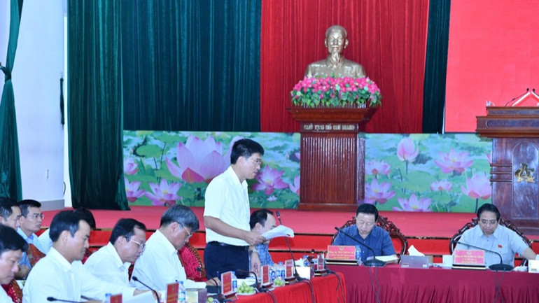 Lãnh đạo Bộ Xây dựng báo cáo Thủ tướng Chính phủ tại cuộc họp. (Ảnh: THANH GIANG) Lãnh đạo Bộ Xây dựng báo cáo Thủ tướng Chính phủ tại cuộc họp. (Ảnh: THANH GIANG)