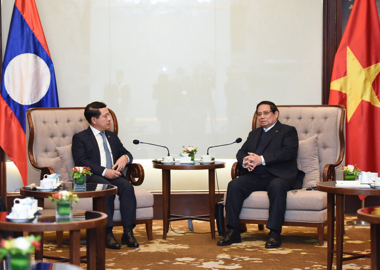 Thủ tướng Chính phủ Phạm Minh Chính tiếp Phó Thủ tướng Chính phủ Lào Saleumxay Kommasith. (Ảnh: TRẦN HẢI)