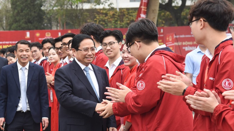 Thủ tướng Phạm Minh Chính với các sinh viên Trường đại học Bách khoa Hà Nội (Ảnh: TRẦN HẢI).