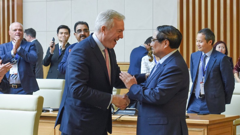 Thủ tướng Phạm Minh Chính bắt tay Chủ tịch kiêm Tổng giám đốc USABC Ted Osius. (Ảnh: TRẦN HẢI)