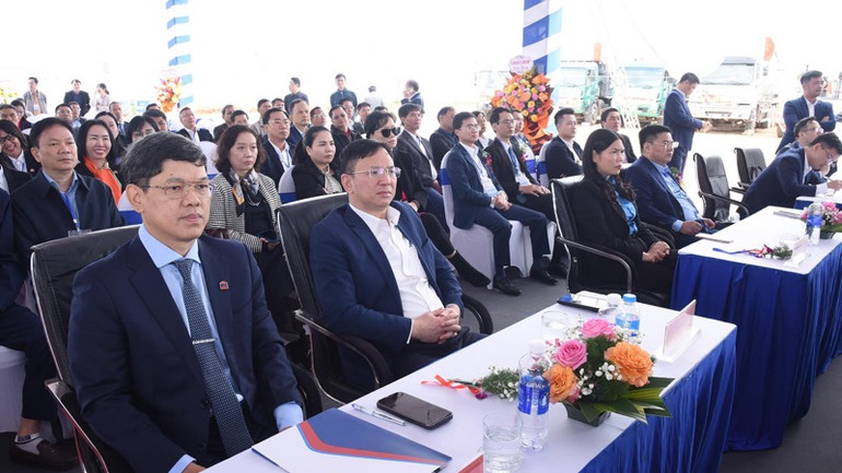 Các đại biểu tham dự buổi lễ. (Ảnh: TRẦN HẢI)