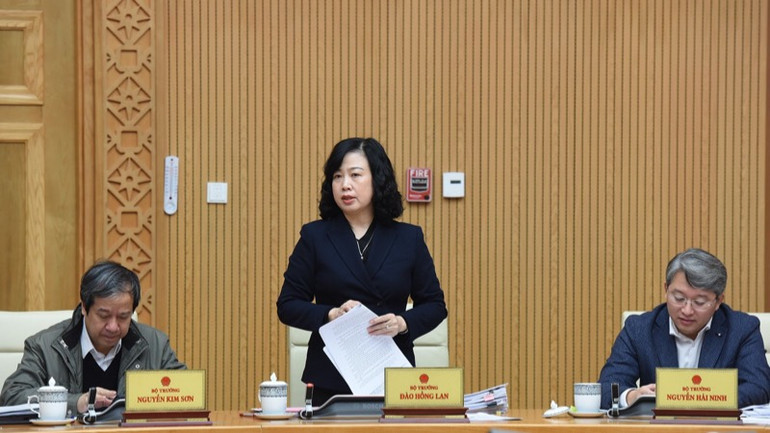 Bộ trưởng Y tế Đào Hồng Lan phát biểu ý kiến tại phiên họp. (Ảnh: TRẦN HẢI)