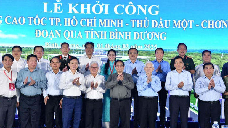 Thủ tướng Phạm Minh Chính và các đồng chí lãnh đạo, nguyên lãnh đạo, đại biểu sau khi thực hiện nghi thức khởi công. (Ảnh: THANH GIANG)
