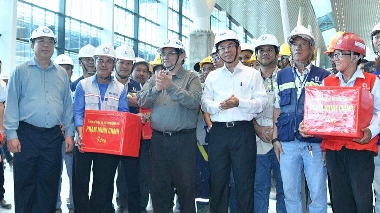 Thủ tướng Phạm Minh Chính tặng quà động viên đội ngũ kỹ sư, công nhân đang thi công tại Nhà ga hành khách T3 Tân Sơn Nhất. (Ảnh: THANH GIANG) Thủ tướng Phạm Minh Chính tặng quà động viên đội ngũ kỹ sư, công nhân đang thi công tại Nhà ga hành khách T3 Tân Sơn Nhất. (Ảnh: THANH GIANG)