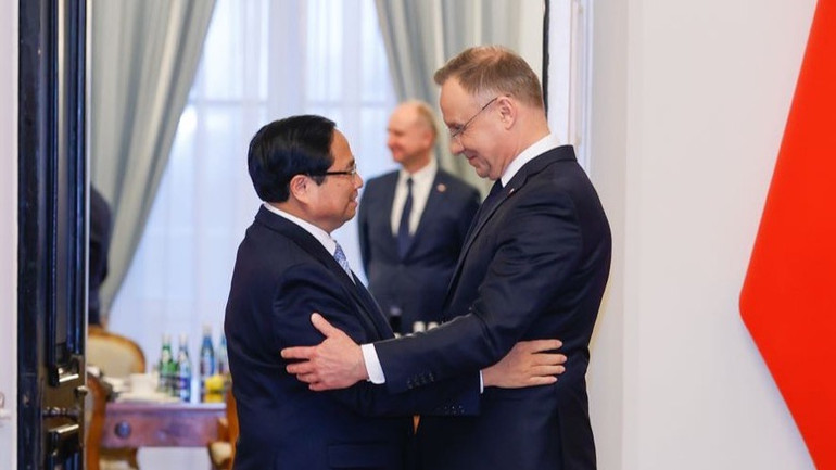 Tổng thống Ba Lan Andrzej Duda nồng nhiệt chào đón Thủ tướng Phạm Minh Chính (Ảnh: NHẬT BẮC/VGP). Tổng thống Ba Lan Andrzej Duda nồng nhiệt chào đón Thủ tướng Phạm Minh Chính (Ảnh: NHẬT BẮC/VGP).