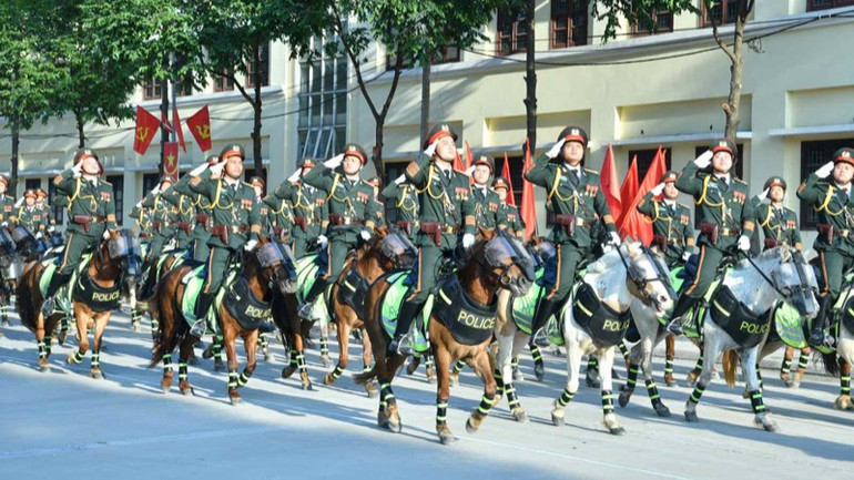 Khối kỵ binh Cảnh sát cơ động diễu hành qua lễ đài. (Ảnh: THANH GIANG) Khối kỵ binh Cảnh sát cơ động diễu hành qua lễ đài. (Ảnh: THANH GIANG)