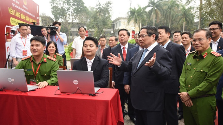 Thủ tướng Phạm Minh Chính trải nghiệm các dịch vụ công dựa trên nền tảng công nghệ (Ảnh: TRẦN HẢI).