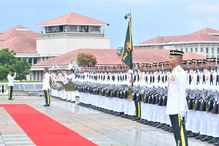 Đội danh dự Quân đội Malaysia chuẩn bị đón Thủ tướng Phạm Minh Chính và Phu nhân cùng Đoàn đại biểu cấp cao Việt Nam (Ảnh: THANH GIANG).