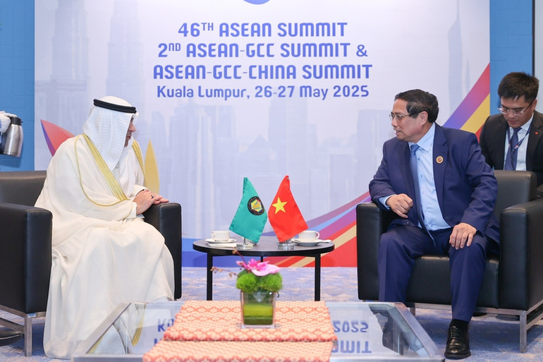 Thủ tướng Chính phủ đề nghị Tổng Thư ký GCC ủng hộ và đẩy nhanh hoàn thiện các thủ tục để có thể sớm ra tuyên bố khởi động đàm phán FTA giữa GCC và Việt Nam. (Ảnh: VGP/NHẬT BẮC)