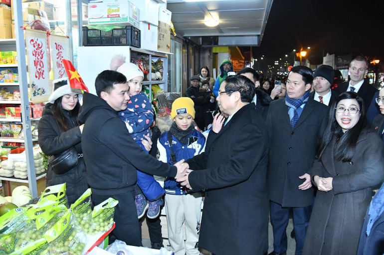 Thủ tướng Phạm Minh Chính và Phu nhân thăm một cửa hàng trong Trung tâm thương mại Sapa. (Ảnh: THANH GIANG)