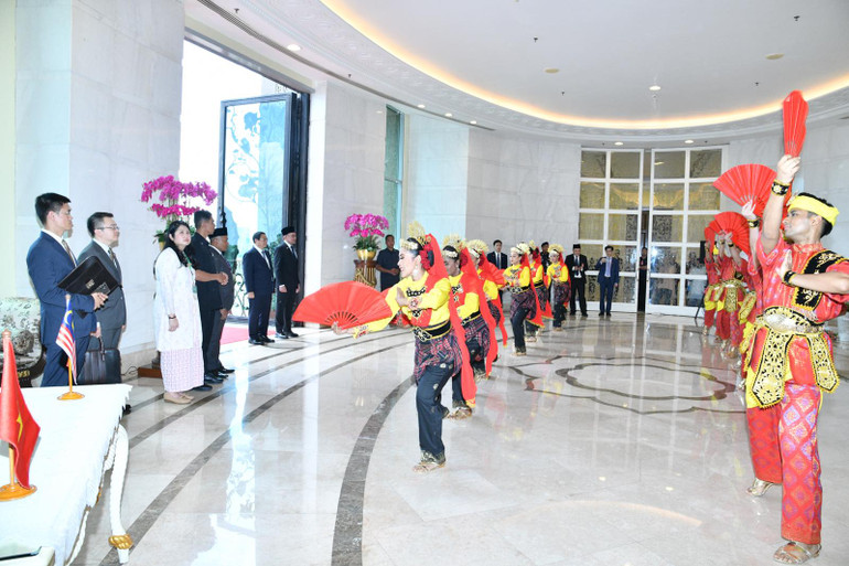 Thủ tướng Phạm Minh Chính được Malaysia chào đón bằng điệu múa truyền thống đặc sắc. (Ảnh: THANH GIANG)