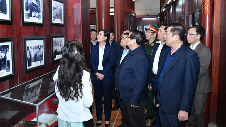 Thủ tướng Phạm Minh Chính tham quan gian trưng bày các tư liệu, hiện vật về cuộc đời hoạt động cách mạng của Thủ tướng Phạm Văn đồng (Ảnh: THANH GIANG).