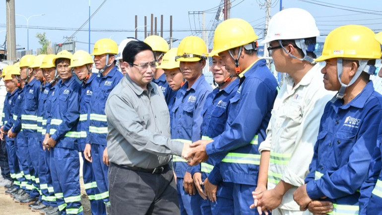 Thủ tướng Phạm Minh Chính đến thăm, động viên đội ngũ kỹ sư, công nhân đang thi công trên công trường. (Ảnh: THANH GIANG)