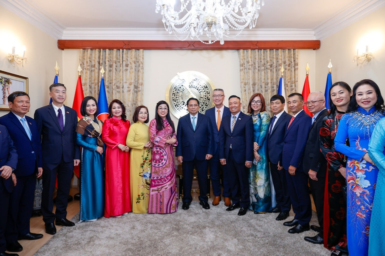 Thủ tướng Phạm Minh Chính và Phu nhân với cán bộ, nhân viên đại sứ quán và bà con kiều bào tại Cộng hoà Czech. (Ảnh: NHẬT BẮC/VGP)