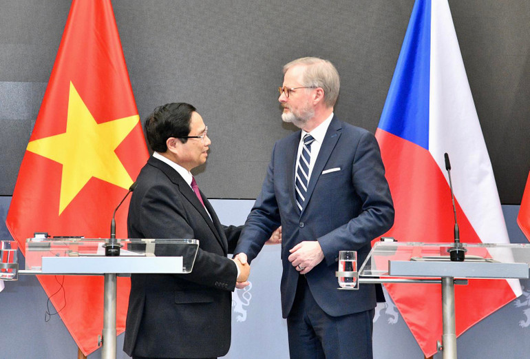 Thủ tướng Phạm Minh Chính và Thủ tướng Cộng hòa Czech Petr Fiala bắt tay khi kết thúc họp báo sau Hội đàm. (Ảnh: THANH GIANG)