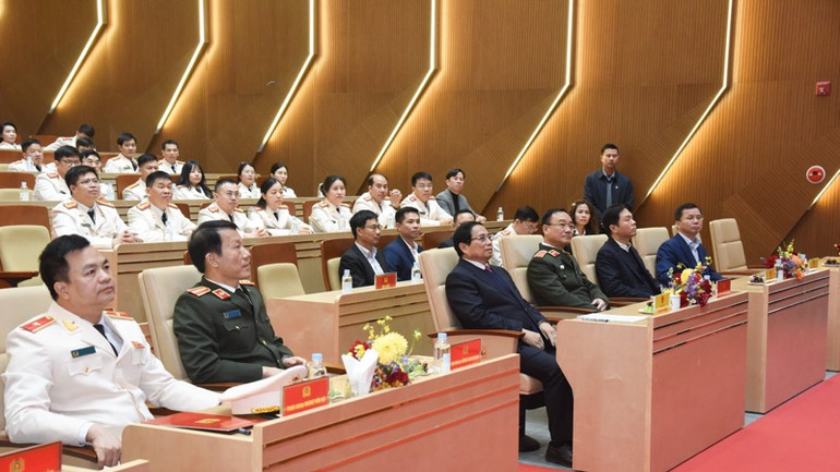 Thủ tướng Phạm Minh Chính và lãnh đạo Bộ Công an, Cục An ninh điều tra. (Ảnh: TRẦN HẢI)