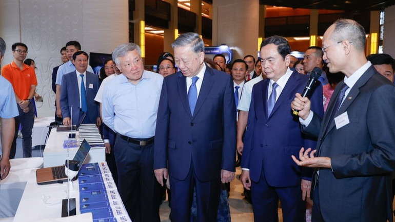 Tổng Bí thư Tô Lâm, Chủ tịch Quốc hội Trần Thanh Mẫn, Phó Thủ tướng Thường trực Chính phủ Nguyễn Hòa Bình thăm các gian trưng bày sản phẩm của các doanh nghiệp tư nhân. (Ảnh: VGP/Nhật Bắc)