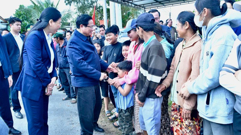 Thủ tướng Phạm Minh Chính thăm hỏi bà con nhân dân trên tuyến đường ven biển Dung Quất-Sa Huỳnh. (Ảnh: THANH GIANG)