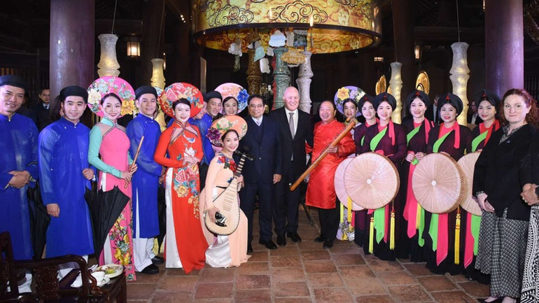 Hai Thủ tướng cùng các diễn viên tại chương trình biểu diễn nghệ thuật. (Ảnh: TRẦN HẢI)