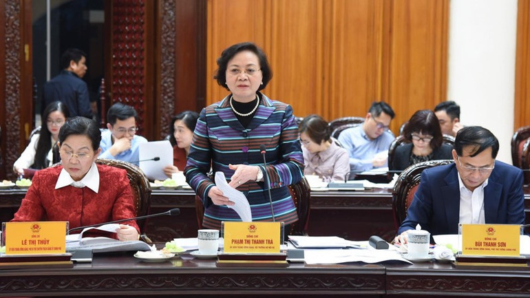 Bộ trưởng Nội vụ Phạm Thị Thanh Trà phát biểu ý kiến tại cuộc họp. (Ảnh: TRẦN HẢI)