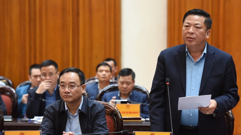 Bộ trưởng Giao thông Vận tải Trần Hồng Minh báo cáo tại cuộc họp. (Ảnh: TRẦN HẢI)