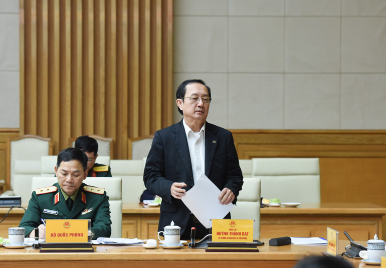 Bộ trưởng Khoa học và Công nghệ Huỳnh Thành Đạt phát biểu ý kiến tại phiên họp. (Ảnh: TRẦN HẢI)