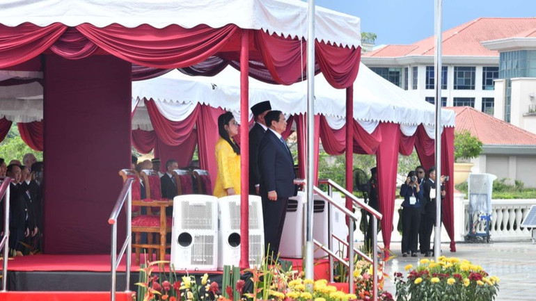 Thủ tướng Phạm Minh Chính và Phu nhân cùng Thủ tướng Malaysia Anwar Ibrahim và Phu nhân vào vị trí danh dự; Quân nhạc cử Quốc thiều hai nước. (Ảnh: THANH GIANG)