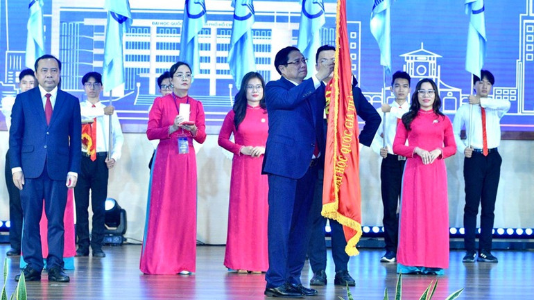 Thay mặt Lãnh đạo Đảng, Nhà nước, Thủ tướng Phạm Minh Chính trao Huân chương Lao động hạng Nhất tặng Đại học Quốc gia Thành phố Hồ Chí Minh. (Ảnh: THANH GIANG)