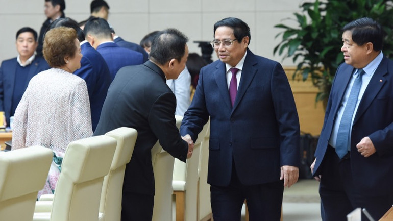 Thủ tướng Phạm Minh Chính bắt tay lãnh đạo các tập đoàn, doanh nghiệp tại Hội nghị. (Ảnh: TRẦN HẢI)