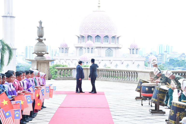 Thủ tướng Malaysia Anwar Ibrahim giới thiệu với Thủ tướng Phạm Minh Chính về kiến trúc Nhà thờ Hồi giáo. (Ảnh: THANH GIANG)
