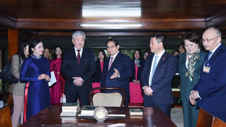 Thủ tướng Phạm Minh Chính giới thiệu với Thủ tướng Kyrgyzstan Adylbek Kasymaliev về cuộc đời hoạt động cách mạng của Chủ tịch Hồ Chí Minh và các hiện vật tại Nhà sàn Bác Hồ. Thủ tướng Phạm Minh Chính giới thiệu với Thủ tướng Kyrgyzstan Adylbek Kasymaliev về cuộc đời hoạt động cách mạng của Chủ tịch Hồ Chí Minh và các hiện vật tại Nhà sàn Bác Hồ.