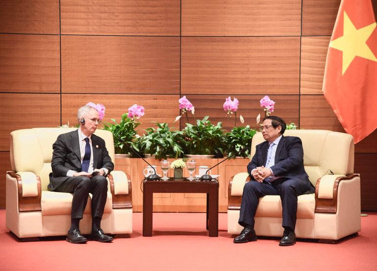 Thủ tướng Chính phủ Phạm Minh Chính tiếp ông Scott Morris, Phó Chủ tịch Ngân hàng Phát triển châu Á (ADB). (Ảnh: TRẦN HẢI)
